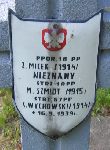 Zygmunt Micek upami�tniony na imiennej tabliczce epitafijnej na jednej z mogi� kwatery wojennej na cmentarzu parafialnym w Rybnie. Stan z dn. 2 czerwca 2005 r. (fot. Marcin Prengowski).