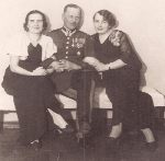 Mjr Jan �wiatowiec z �on� Ann� oraz Jadwig� Wodeck� podczas balu w kasynie oficerskim 29 pu�ku Strzelc�w Kaniowskich w Kaliszu, 1936 r. (fot. z albumu Boles�awa Wodeckiego w zb. rodzinnych Wojciecha Millera).