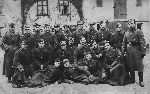 Czes�aw Czapli�ski (w �rodku, w fura�erce) w grupie �o�nierzy Wojska Polskiego - wi�ni�w niemieckiego obozu jenieckiego (fot. ze zb. rodzinnych).