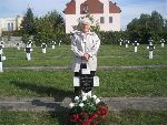 Maria, c�rka Franciszka Jurka, w dniu 18 wrze�nia 2011 r., pierwszy raz po 72 latach na grobie ojca na cmentarzu wojennym w Sochaczewie - Trojanowie, Al. 600-lecia. Trudno ukry� wzruszenie!