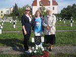 C�rka Maria, prawnuczka Roma, praprawnuczka Marta w dniu 18 wrze�nia 2011 r. na grobie Franciszka Jurka na cmentarzu wojennym w Sochaczewie - Trojanowie, Al. 600-lecia.