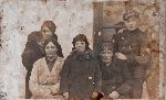 Adolf J�zef Klementowski w gronie rodzinnym (fot. ze zb. rodzinnych Roberta Gwardysia, stryjecznego wnuka pochowanego).
