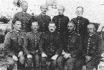 Kpt. J�zef Kozi�ski (siedzi drugi z lewej) w�r�d je�c�w Oflagu II C Woldenberg, m.in. pp�k. Ignacego Szpunara (siedzi w �rodku), mjr. Zawiszy (siedzi drugi z prawej) i kpt. Dionizego Puli�skiego (stoi drugi z prawej), maj 1940 r. (fot. ze zb. Mariana Ropejki).