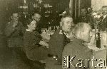 Pozna�, dn. 2 lipca 1936 r. Plut. Stanis�aw Szczepaniak (drugi z prawej) wraz z narzeczon� Edyt� Cieci�sk� na spotkaniu towarzyskim �o�nierzy 7 Pu�ku Strzelc�w Konnych Wielkopolskich (fot. NN; zbiory Archiwum Fotografii O�rodka KARTA, Pogotowie Archiwalne [PA_033, udost�pni� Piotr Balcer], sygn. OK_025681, http://foto.karta.org.pl/fotokarta/OK_025681.jpg.php).