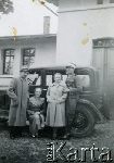 Stare Bojanowo, pow. Ko�cian, stacja kolejowa, lata 30. XX w. Stanis�aw Szczepaniak (z prawej) z narzeczon� Edyt� Cieci�sk� w towarzystwie Jutty Szady z d. Cieci�skiej (starszej siostry Edyty) i jej m�a Leona obok pierwszej przedwojennej taks�wki w �miglu - w�asno�ci pana Kaczmarka (fot. NN; zbiory Archiwum Fotografii O�rodka KARTA, Pogotowie Archiwalne [PA_033, udost�pni� Piotr Balcer], sygn. OK_025706, http://foto.karta.org.pl/fotokarta/OK_025706.jpg.php).