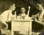 Lata 1930-1939. Stanis�aw Szczepaniak (w �rodku) w�r�d �o�nierzy 7 Pu�ku Strzelc�w Konnych Wielkopolskich (fot. NN; zbiory Archiwum Fotografii O�rodka KARTA, Pogotowie Archiwalne [PA_033, udost�pni� Piotr Balcer], sygn. OK_025783, http://foto.karta.org.pl/fotokarta/OK_025783.jpg.php).
