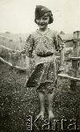 Kr�pa, pow. �uk�w, 1920-1939 r. M�odsza siostra Stanis�awa Szczepaniaka w fura�erce brata (fot. NN; zbiory Archiwum Fotografii O�rodka KARTA, Pogotowie Archiwalne [PA_033, udost�pni� Piotr Balcer], sygn. OK_025796, http://foto.karta.org.pl/fotokarta/OK_025796.jpg.php).