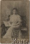 Julia Maria Redych, matka Tadeusza W�adys�awa, Krak�w, ok. 1910 r. (fot. Bernard Henner; zbiory Archiwum Fotografii O�rodka KARTA, Pogotowie Archiwalne , sygn. OK_02915760 [udost�pni�a El�bieta S�awikowska], http://foto.karta.org.pl/fotokarta/OK_029157.jpg.php).