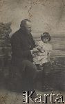Emil Karol Redych z c�rk� Halin�, siostr� Tadeusza W�adys�awa, kwiecie� 1909 r. (fot. NN; zbiory Archiwum Fotografii O�rodka KARTA, Pogotowie Archiwalne , sygn. OK_02915761 [udost�pni�a El�bieta S�awikowska], http://foto.karta.org.pl/fotokarta/OK_029161.jpg.php).