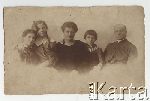 Tadeusz W�adys�aw Redych (drugi z prawej) w towarzystwie rodziny, m.in. matki Julii Marii (pierwsza z lewej) i siostry Haliny (druga z lewej), ok. 1920 r. (fot. NN; zbiory Archiwum Fotografii O�rodka KARTA, Pogotowie Archiwalne , sygn. OK_02915762 [udost�pni�a El�bieta S�awikowska], http://foto.karta.org.pl/fotokarta/OK_029162.jpg.php).
