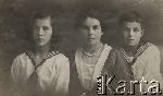 Tadeusz W�adys�aw Redych z matk� Juli� Mari� i siostr� Halin�, 1921 r. (fot. NN; zbiory Archiwum Fotografii O�rodka KARTA, Pogotowie Archiwalne , sygn. OK_02915764 [udost�pni�a El�bieta S�awikowska], http://foto.karta.org.pl/fotokarta/OK_029164.jpg.php).