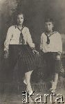 Tadeusz W�adys�aw Redych z siostr� Halin�, 1921 r. (fot. NN; zbiory Archiwum Fotografii O�rodka KARTA, Pogotowie Archiwalne , sygn. OK_02915765 [udost�pni�a El�bieta S�awikowska], http://foto.karta.org.pl/fotokarta/OK_029165.jpg.php).