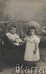 Tadeusz W�adys�aw Redych z siostr� Halin�, 1910 r. (fot. NN; zbiory Archiwum Fotografii O�rodka KARTA, Pogotowie Archiwalne , sygn. OK_02915767 [udost�pni�a El�bieta S�awikowska], http://foto.karta.org.pl/fotokarta/OK_029167.jpg.php).