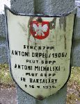 Antoni Orpel upami�tniony na imiennej tabliczce epitafijnej na jednym z grob�w kwatery wojennej na cmentarzu parafialnym w Rybnie. Stan z dn. 2 czerwca 2005 r. (fot. Marcin Prengowski).