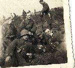 Franciszek Karabanik w�r�d �o�nierzy Wojska Polskiego podczas �wicze� na poligonie (fot. ze zb. rodzinnych, udost�pni�a: Beata Bukowska, "Bardzo chcia�abym wiedzie�, czy pozostali jeszcze �yj�").