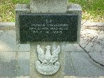 Roman Cie�ni�ski upami�tniony (jako Roman Ciesli�ski) na tablicy epitafijnej na jednej z mogi� zbiorowych kwatery wojennej na cm. parafialnym w Rawie Mazowieckiej, ul. Tomaszowska. Stan z dn. 30. 05. 2012 r. (fot. Mariusz Kwapisz).