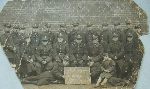 J�zef Puchalski wraz z �o�nierzami 5 dru�yny 5 kompanii 70 pu�ku piechoty i synem Florianem (siedzi z prawej), przed 1939 r. (fot. ze zb. rodzinnych).