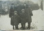 J�zef Puchalski na spacerze w towarzystwie �ony Cecylii (z prawej) oraz syn�w Floriana i Heliodora, 1931 r. (fot. ze zb. rodzinnych).