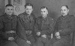 Leon Kempi�ski (drugi z prawej) w brytyjskim obozie szkoleniowym Sennelager Training Centre w Bad Lippspringe (?) (fot. ze zb. rodzinnych).