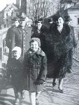 Kpt. Miko�aj Korwin-Kossakowski z �on� i dzie�mi na mo�cie w Cieszynie (fot. ze zb. rodzinnych).