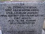U�. Zygmunt Kubiak upami�tniony na imiennej tablicy epitafijnej na mogile zbiorowej na cm. parafialnym w Bielawach. Stan z dn. 11. 08. 2012 r. (fot. B�a�ej Kucharski).
