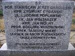 U�. Ludomir Pop�awski upami�tniony na imiennej tablicy epitafijnej na mogile zbiorowej na cm. parafialnym w Bielawach. Stan z dn. 11. 08. 2012 r. (fot. B�a�ej Kucharski).
