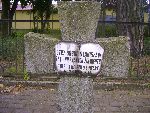 Strz. Stanis�aw Bobko upami�tniony na imiennej tablicy epitafijnej na mogile zbiorowej na cm. wojennym w Starym Waliszewie. Stan z dn. 28.08.2012 r. (fot. B�a�ej Kucharski).

