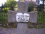 Strz. Czes�aw Malczak upami�tniony na imiennej tablicy epitafijnej na mogile zbiorowej na cm. wojennym w Starym Waliszewie. Stan z dn. 28.08.2012 r. (fot. B�a�ej Kucharski).
