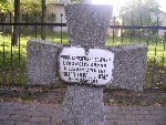 Ppor. Edward Jankowski upami�tniony na imiennej tablicy epitafijnej na mogile zbiorowej na cm. wojennym w Starym Waliszewie. Stan z dn. 28.08.2012 r. (fot. B�a�ej Kucharski).