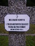 Henryk Melzacki upami�tniony na imiennej tabliczce epitafijnej na jednej z mogi� zbiorowych cmentarza wojennego w Rydwanie (Gu�ni). Stan z dn. 31 sierpnia 2012 r. (fot. B�a�ej Kucharski).