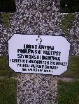 Tadeusz Podlewski upami�tniony na imiennej tabliczce epitafijnej na jednej z mogi� zbiorowych cmentarza wojennego w Rydwanie (Gu�ni). Stan z dn. 31 sierpnia 2012 r. (fot. B�a�ej Kucharski).