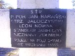 Plut. Leon Nowak upami�tniony na imiennej tablicy epitafijnej na mogile zbiorowej w obr�bie kwatery wojennej �o�nierzy Wojska Polskiego na cm. parafii rzymskokatolickiej pw. �w. Wawrzy�ca w Kocierzewie P�d. Stan z dn. 22.09.2012 r. (fot. B�a�ej Kucharski).