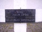 W�adys�aw Dworecki upami�tniony (jako W�adys�aw Dwornecki) na imiennej tabliczce epitafijnej na jednej z mogi� zbiorowych kwatery wojennej na cmentarzu parafialnym w Zdunach. Stan z dn. 27 wrze�nia 2012 r. (fot. B�a�ej Kucharski).