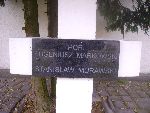 Ppor. (por.) Eugeniusz Markowski upami�tniony na imiennej tablicy epitafijnej na mogile zbiorowej w obr�bie kwatery wojennej �o�nierzy Wojska Polskiego na cm. parafii rzymskokatolickiej pw. �w. Jakuba Aposto�a w Zdunach. Stan z dn. 27.09.2012 r. (fot. B�a�ej Kucharski).

