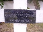 Edward Herder upami�tniony na imiennej tablicy epitafijnej na mogile zbiorowej w obr�bie kwatery wojennej �o�nierzy Wojska Polskiego na cm. parafii rzymskokatolickiej pw. �w. Jakuba Aposto�a w Zdunach. Stan z dn. 27.09.2012 r. (fot. B�a�ej Kucharski).