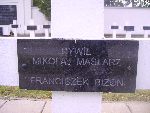 Miko�aj Ma�larz upami�tniony na imiennej tablicy epitafijnej na mogile zbiorowej w obr�bie kwatery wojennej �o�nierzy Wojska Polskiego na cm. parafii rzymskokatolickiej pw. �w. Jakuba Aposto�a w Zdunach. Stan z dn. 27.09.2012 r. (fot. B�a�ej Kucharski).
