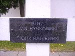 Piotr Ratlewski upami�tniony na imiennej tablicy epitafijnej na mogile zbiorowej w obr�bie kwatery wojennej �o�nierzy Wojska Polskiego na cm. parafii rzymskokatolickiej pw. �w. Jakuba Aposto�a w Zdunach. Stan z dn. 27.09.2012 r. (fot. B�a�ej Kucharski).
