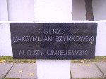 Strz. Maksymilian Szymkowski upami�tniony na imiennej tablicy epitafijnej na mogile zbiorowej w obr�bie kwatery wojennej �o�nierzy Wojska Polskiego na cm. parafii rzymskokatolickiej pw. �w. Jakuba Aposto�a w Zdunach. Stan z dn. 27.09.2012 r. (fot. B�a�ej Kucharski).
