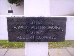 Strz. Albert Szwarc upami�tniony na imiennej tablicy epitafijnej na mogile zbiorowej w obr�bie kwatery wojennej �o�nierzy Wojska Polskiego na cm. parafii rzymskokatolickiej pw. �w. Jakuba Aposto�a w Zdunach. Stan z dn. 27.09.2012 r. (fot. B�a�ej Kucharski).