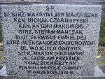 Kan. Antoni Makowski upami�tniony na imiennej tablicy epitafijnej na mogile zbiorowej w obr�bie kwatery wojennej �o�nierzy Wojska Polskiego na cm. parafii rzymskokatolickiej pw. Nawiedzenia Naj�wi�tszej Marii Panny i �w. J�zefa w Bielawach. Stan z dn. 29.09.2012r. (fot. B�a�ej Kucharski).

