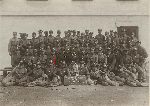 Plut. Serwacy Finkeldej (oznaczony strza�k�) w grupie �o�nierzy plutonu ��czno�ci 14 pu�ku piechoty we W�oc�awku, m.in. por. Jana Hermana, dow�dcy plutonu (siedzi w �rodku), st. sier�. Stanis�awa Zygmunta (siedzi sz�sty z lewej), sier�. Wojciecha Guzowskiego (siedzi si�dmy z prawej) i plut. Jan Wawro (siedzi drugi z lewej), 16 wrze�nia 1933 r. (fot. ze zb. Mariana Ropejki, za: www.14pp.wloclawek.pl).