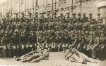 Plut. Serwacy Finkeldej (oznaczony strza�k�) w grupie �o�nierzy plutonu ��czno�ci 14 pu�ku piechoty we W�oc�awku, m.in. por. Romana Zawarczy�skiego, dow�dcy plutonu (siedzi w �rodku), sier�. Wojciecha Guzowskiego (siedzi sz�sty z lewej), st. sier�. Stanis�awa Zygmunta (siedzi sz�sty z prawej) i plut. Jan Wawro (siedzi czwarty z prawej), 5 sierpnia 1932 r. (fot. ze zb. Mariana Ropejki, za: www.14pp.wloclawek.pl).