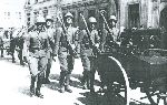 Por. Franciszek Walewski (pierwszy z lewej) jako dow�dca plutonu 2 kompanii ckm 14 pu�ku piechoty, 1939 r. (fot. ze zb. Mariana Ropejki).