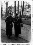 Lucjan G�ska (z lewej) w drodze ze Zgleczewa Panie�skiegow okresie szkolenia w Szkole Podchor��ych Piechoty w Komorowie k. Ostrowi Mazowieckiej, 27 listopada 1938 r. (fot. ze zb. rodzinnych, udost�pni�a: Teresa Ja�kiewicz).