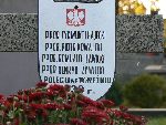 Romuald �awicki upami�tniony na imiennej tabliczce epitafijnej na jednej z mogi� zbiorowych kwatery wojennej na cmentarzu parafialnym w B�oniu. Stan z dn. 5 pa�dziernika 2008 r. (fot. udost�pni�a: Barbara Knorr-Piotrowska).