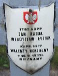 Jan Rojda upami�tniony (b��dnie jako Jan Rajda) na imiennej tabliczce epitafijnej na jednym z grob�w kwatery wojennej na cmentarzu parafialnym w Rybnie. Stan z dn. 02. 06. 2005 r. (fot. Marcin Prengowski).