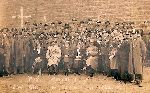 Stanis�aw Kanarek (pierwszy od prawej, w p�aszczu) w�r�d cz�onk�w Zwi�zku Strzeleckiego w Szarleju w dn. 15 sierpnia 1935 r. (fot. ze zb. rodzinnych).