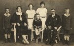 Rodzina Kurp�w - Leszno - 1928 rok.  Na zdj�ciu od lewej strony: J�zef (brat), Weronika (matka), Anna (siostra), Tadeusz (brat), W�adys�awa (siostra), Piotr (ojciec), Zygmunt.