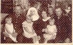 Cz�onkowie rodziny Dylak�w w R�wnem na Wo�yniu oko�o 1934 roku. W�r�d os�b doros�ych kolejno od lewej: Tomasz Dylak, Jadwiga Dylak, Anna Dylak (�ona Czes�awa), Czes�aw Dylak i jego dzieci (fot. ze zb. rodzinnych).