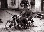 Aleksander Oko� kieruj�cy motocyklem (fot. ze zb. rodzinnych).